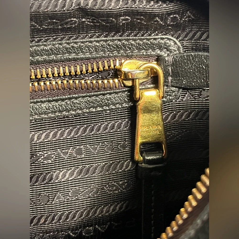 PRADA MILANO  (EMBOSSED LOGO) Glace calf Leather Black Shoulder Bag 🎩🎩🎩🎩🎩🎩 - Picture 16 of 16